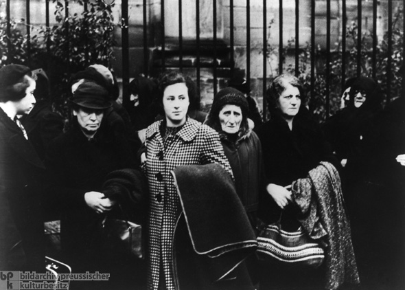 Polish Jews Assemble in the Center of Nuremberg for Evacuation to the Polish Border (October 28, 1938)